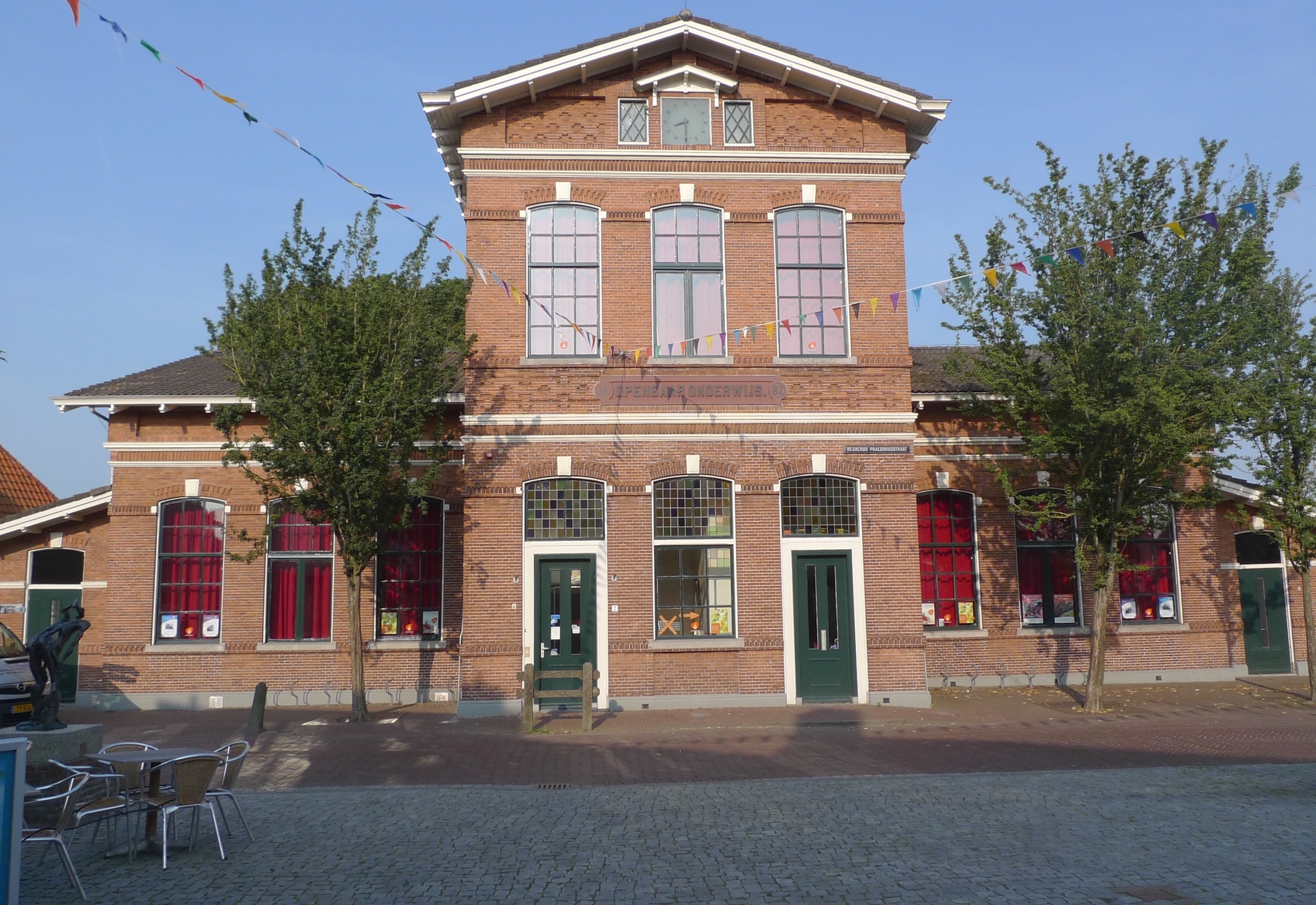 De bibliotheek aan het dorpsplein is gebouwd in 1882 als openbare school.